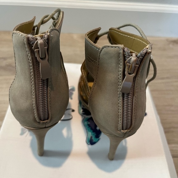 FOREVER Woman Taupe Nub With Laces Heels, Size 6.5 - Picture 5 of 6